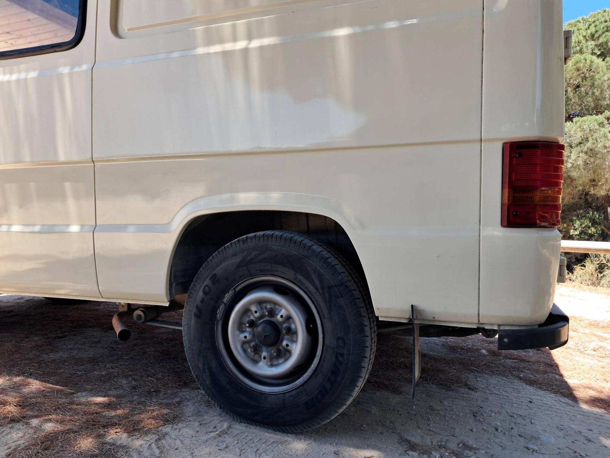 Mercedes-mb120e-van22-1